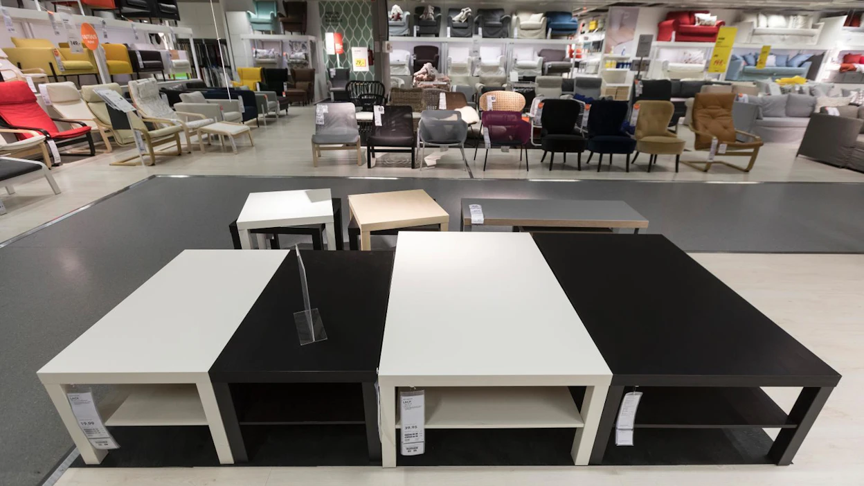 Huonekalujätti Ikea on merkittävä maailmanlaajuinen puunkäyttäjä, jonka tavoitteena on hankkia vain FSC-sertifioitua tai kierrätettyä puuta. Se ei kuitenkaan käytä sertifikaattien merkkejä tuotteissaan.