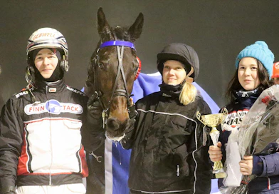 Iikka Nurmonen, Jenni Tuokko ja Katariina Nurmonen vuoden ylivoimaisen komeetan Midnight Hourin ympärillä.