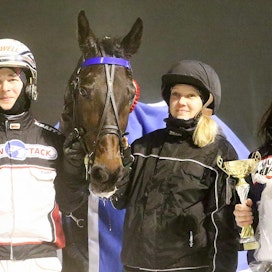 Iikka Nurmonen, Jenni Tuokko ja Katariina Nurmonen vuoden ylivoimaisen komeetan Midnight Hourin ympärillä.