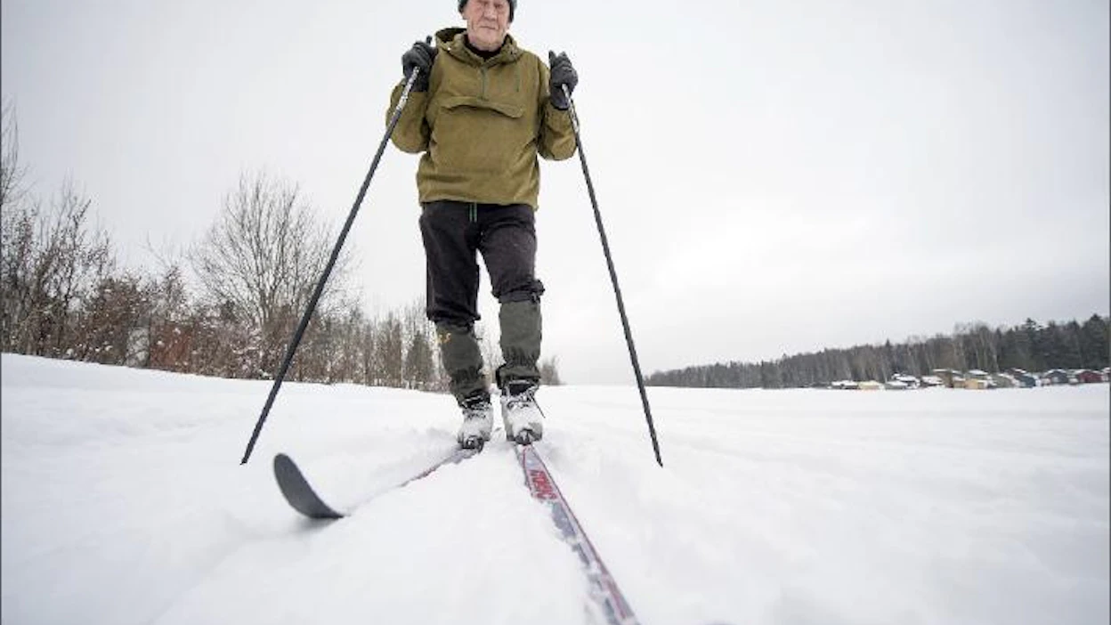 Matti Myllyniemi tapasi hiihtää työmatkansa Espoon Leppävaarasta Helsingin Itä-Pasilaan. Nyt hän nauttii ”kokopäiväisen kuntoilijan” virastaan. Kimmo Haimi
