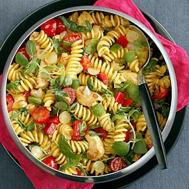 Broileri ja pasta ovat oiva pari myös maukkaassa salaatissa.