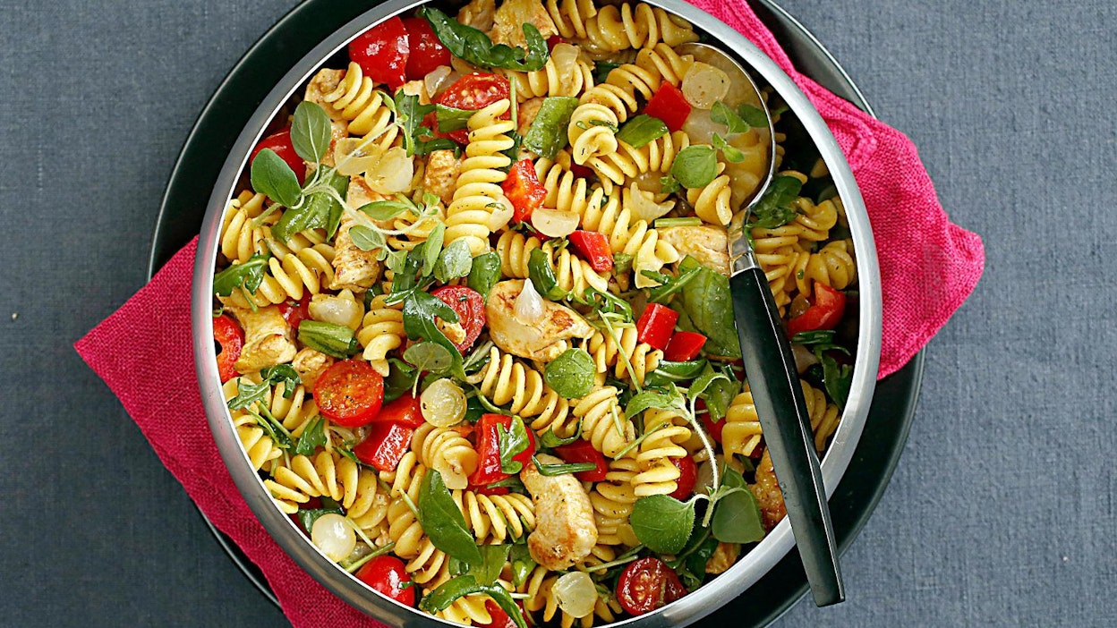 Broileri ja pasta ovat oiva pari myös maukkaassa salaatissa.