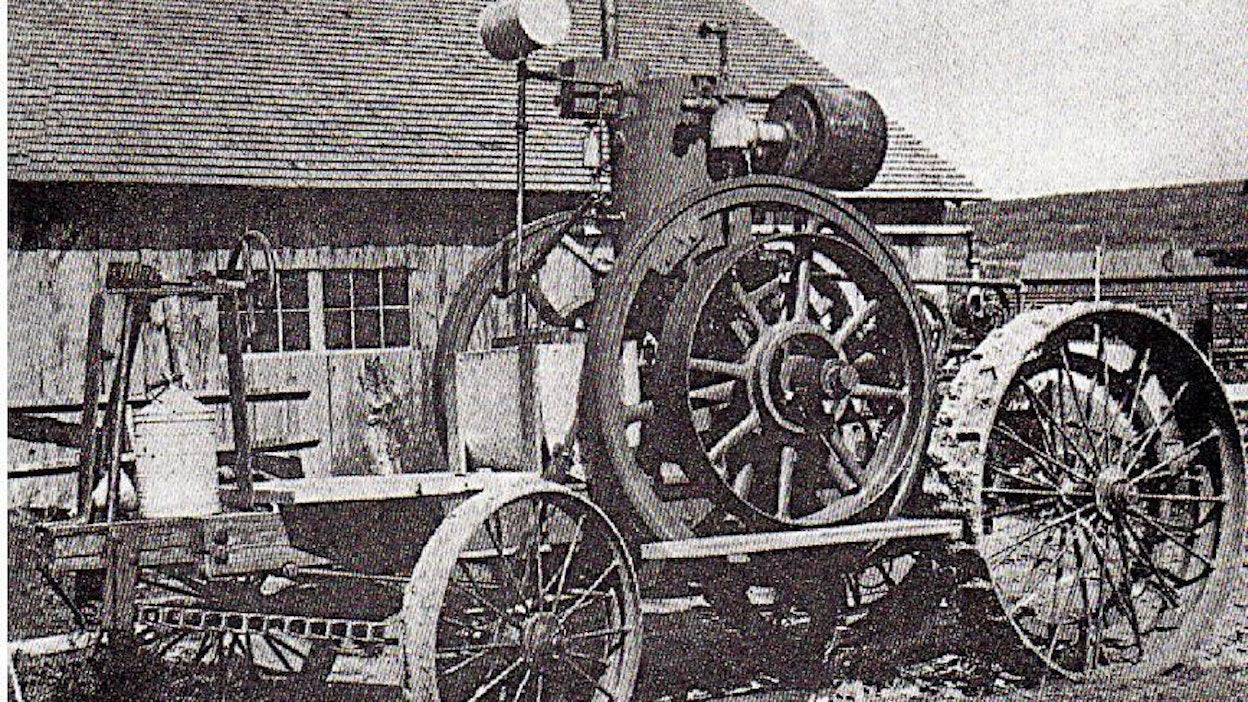 Maailman ensimmäisiin traktoreihin kuuluu John Froelichin vuonna 1892 tekemä 1-sylinterinen 20 hv:n moottorivetäjä. 33-litraisessa Van Duzen -moottorissa oli akkusytytys ja keskipakosäätäjä, nopeuksia on yksi eteen ja taakse. Traktoreiden sarjatuotannon aloittaminen ei Froelichin johtamassa firmassa vielä onnistunut. Muutamien uudelleenjärjestelyjen jälkeen alettiin tehdä Waterloo Boy -maamoottoreita, jatkossa sitten myös traktoreita. Waterloo Gasoline Engine Co. siirtyi John Deeren haltuun vuonna 1918. Kuvassa John Froelich 42-vuotiaana ensimmäisen traktorinsa aikoihin.