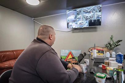 Samuel Ingves tarkkailee navetan taukohuoneesta valvontakameroiden kuvista, että kaikki sujuu kuten pitääkin.