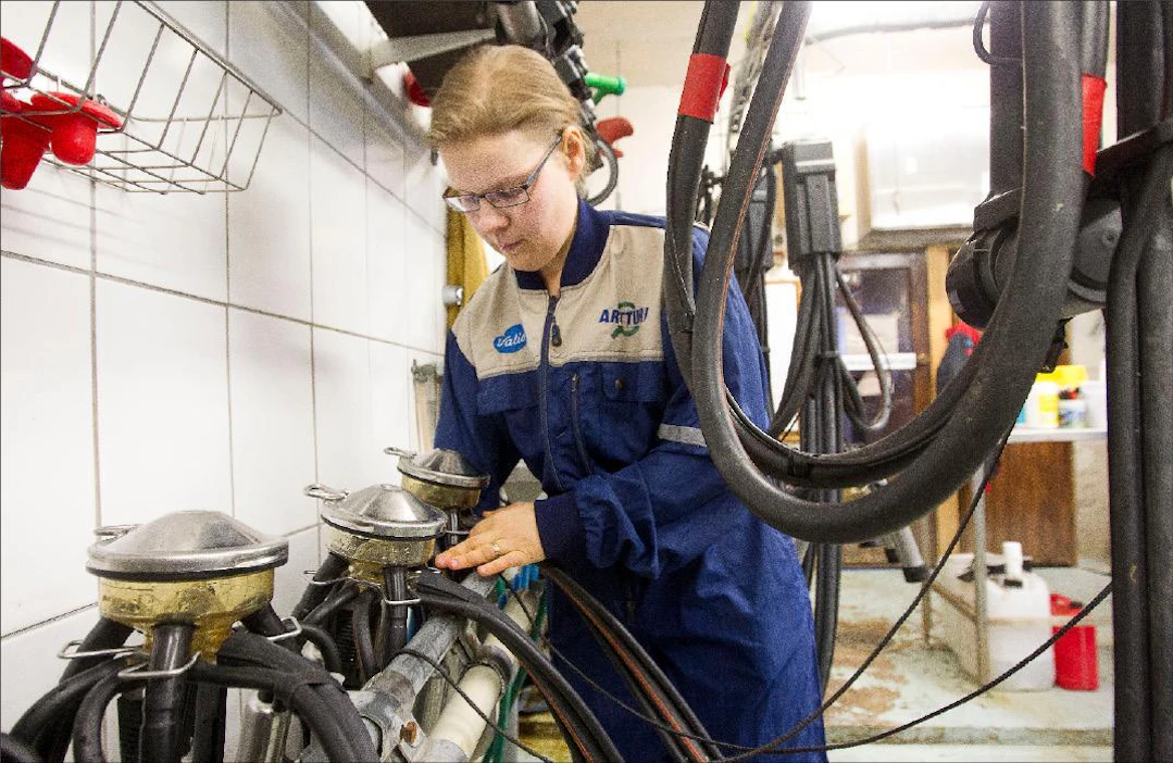 Maatalousyrittäjä Pirjo Vakkilainen Nurmijärven Nukarilta kertoo, että tilalla harkitaan jatkossa investointeja yhä tarkemmin. Markku Vuorikari