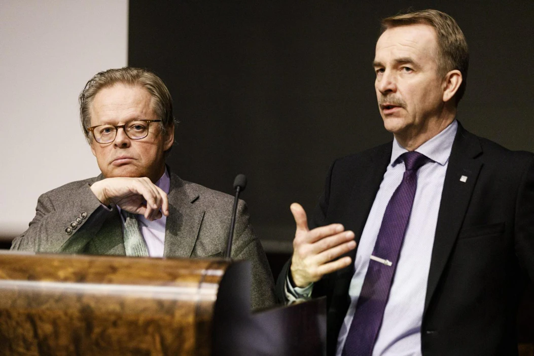 Valiokunnan varapuheenjohtaja Arto Pirttilahden (oikealla) mukaan muutetun tukiesityksen kustannuksiksi arvioidaan noin 170 miljoonaa euroa. LEHTIKUVA / RONI REKOMAA
