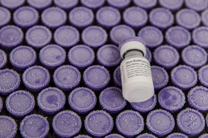 Pfizerin ja Biontechin rokote saattaa saada myyntiluvan EU:ssa ennen vuoden loppua. LEHTIKUVA/AFP