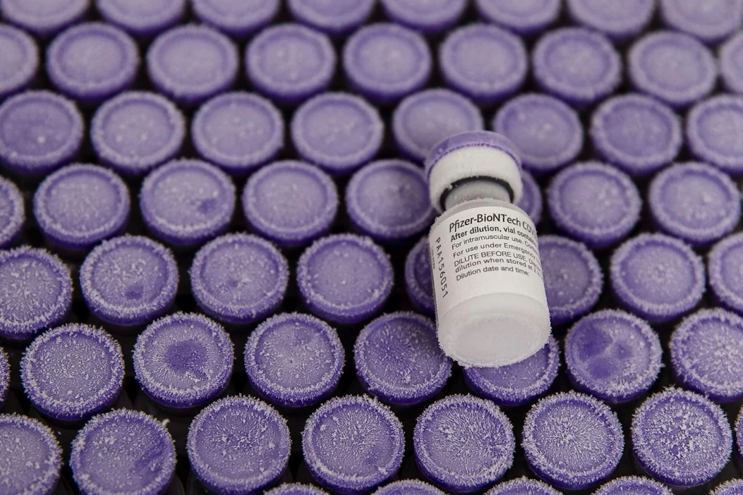 Pfizerin ja Biontechin rokote saattaa saada myyntiluvan EU:ssa ennen vuoden loppua. LEHTIKUVA/AFP