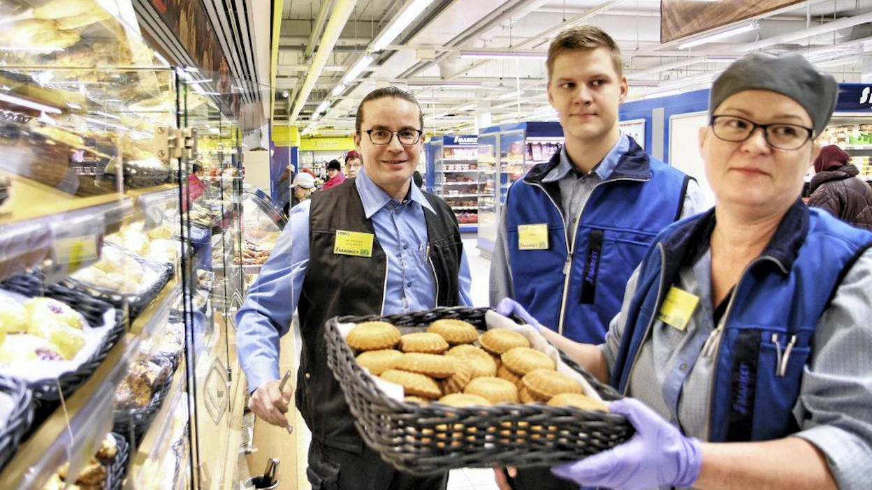 S-Market Rantakatu Joensuun keskustassa palkittiin tämän vuoden parhaana. Leipäosaston hoitaja Marketta Muhonen pitelee koria, vieressä Ari Piiroinen ja Pekka Alitupa.