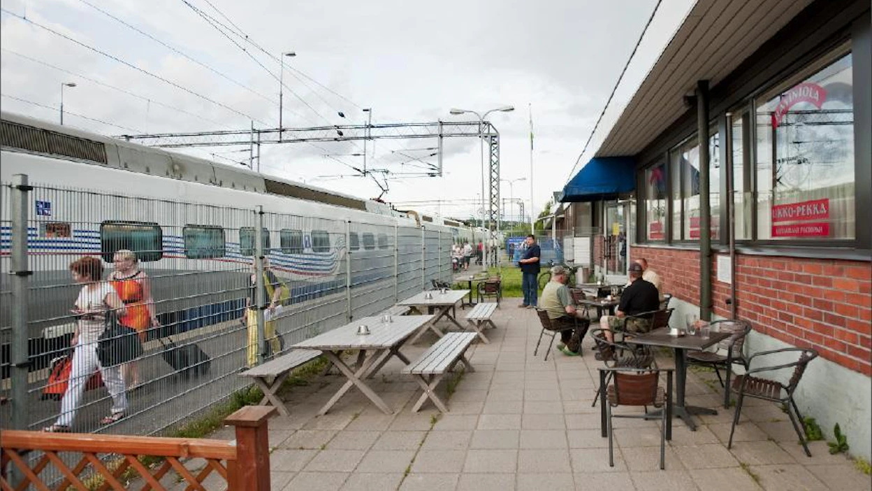 Kahdeksan kertaa päivässä pysähtyvä Allegro on tuonut ravintola Ukko-Pekkaan lisää asiakkaita. Lappeenrannan Vainikkalassa tehtiin viime vuonna melkein 600 000 rajatarkastusta. Ari Nakari