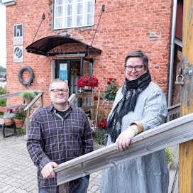 Arto Salminen ja Ulla Huttunen ostivat toimintansa lopettaneen höyrysahan voimalaitoksen vuosikymmenen alussa. Korpilahden satamaan syntyi taidenäyttelyiden koti, Höyry-galleria.