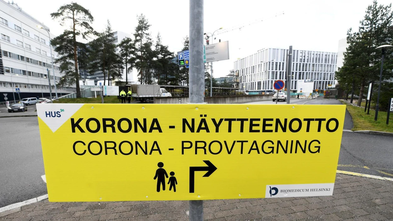 Koronatestin näytteenottopiste Helsingin ja Uudenmaan sairaanhoitopiirin Meilahden sairaala-alueella Helsingissä marraskuussa. LEHTIKUVA / VESA MOILANEN