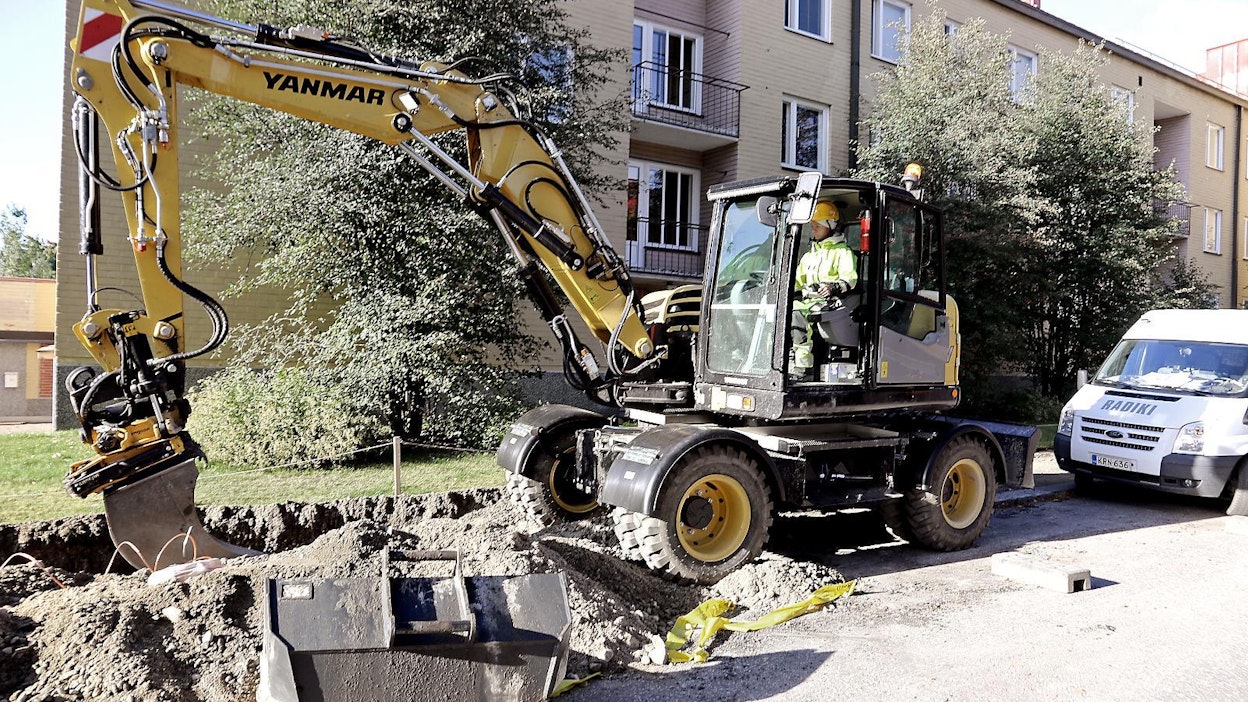 Yanmar B110W:n työpaino on noin 11 tonnia.