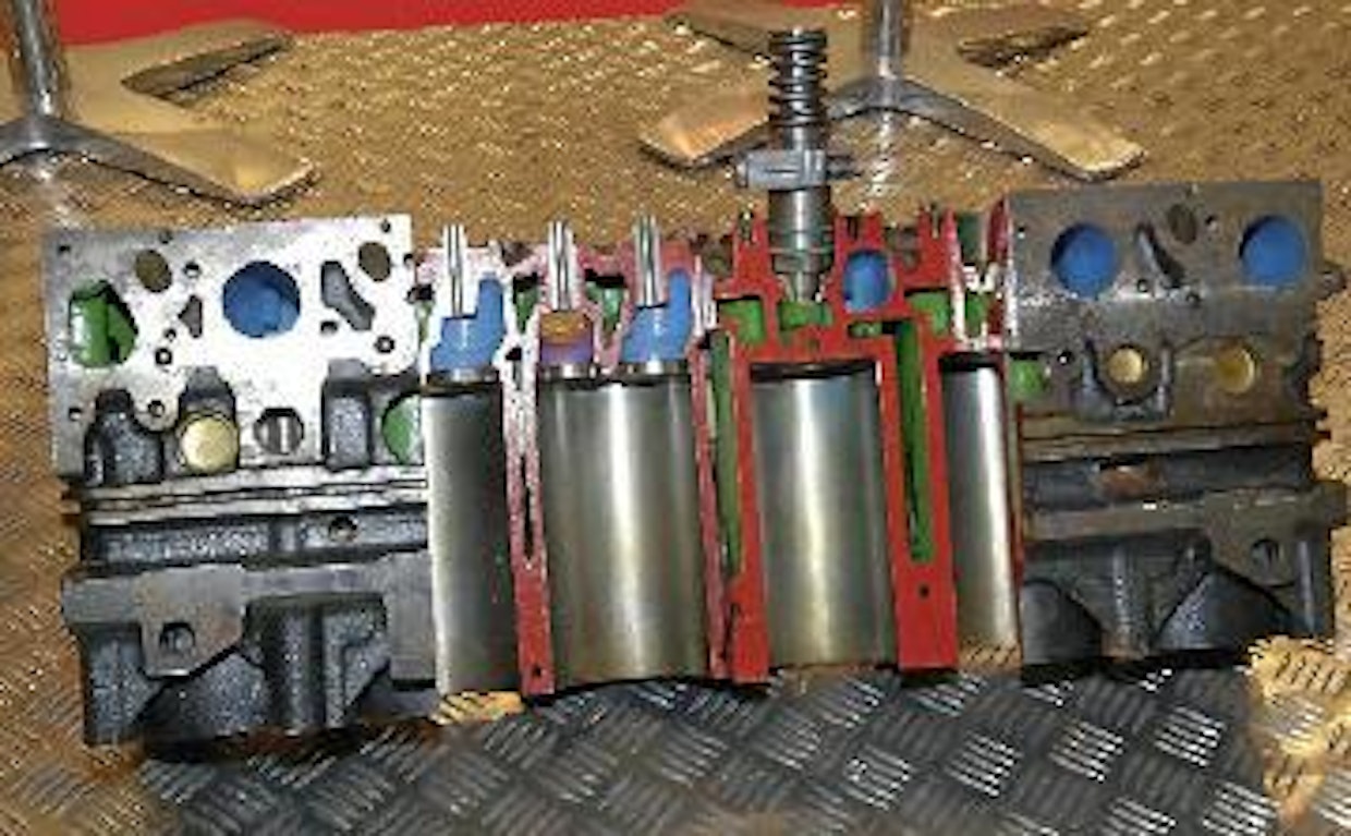 Steyrin dieselmoottorit ovat rakenneratkaisuiltaan erikoisia ja poikkeavat perinteisistä voimanlähteistä selvästi. Kansi ja sylinterilohko ovat samaa teräsvalua, eikä öljypohjaa ole pultattu perinteisesti lohkon alapintaan, vaan lohko on kantta myöten öljypohjan sisällä. Sylinterinkansi ikään kuin kelluu öljypohjan varassa. Moottorin kiinnityspisteet ovat öljypohjassa.  Ratkaisulla on saatu veneen runkoon siirtyviä värinöitä vähennettyä. Yhtenäisen kannen ja erittäin ohuen sylinterinvälisen seinämän ansiosta moottorit on saatu lyhyiksi. Kuutoskone on samanmittainen kuin perinteinen nelonen. Kuutiotilavuudeltaan 3,2 l moottorista otetaan kunnioitettava 184 kW:n teho, ruiskutus perustuu kaksivaiheiseen pumppusuutin-tekniikkaan. Painoa moottorille on kertynyt marinoituna 322 kg mikä tekee 1,29 hv/kg.