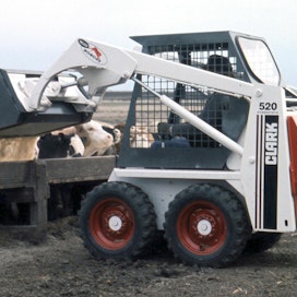 Bobcat-kuormaajia markkinoitiin alkuvaiheessa ratkaisuna kotieläintuotannon raskaisiin työvaiheisiin. Muutaman vuoden kuluttua oivallettiin koneen käyttökelpoisuus myös monissa rakennustöissä ja Bobcateista tuli sen jälkeen nopeasti maatilojen ohella amerikkalaisten rakennustyömaiden vakiokalustoa. Vuonna 1976 julkaistussa kuvassa on Bobcat 520, jossa alkuaikojen mekaaninen voimansiirto on jo vaihtunut hydrostaattiseksi.