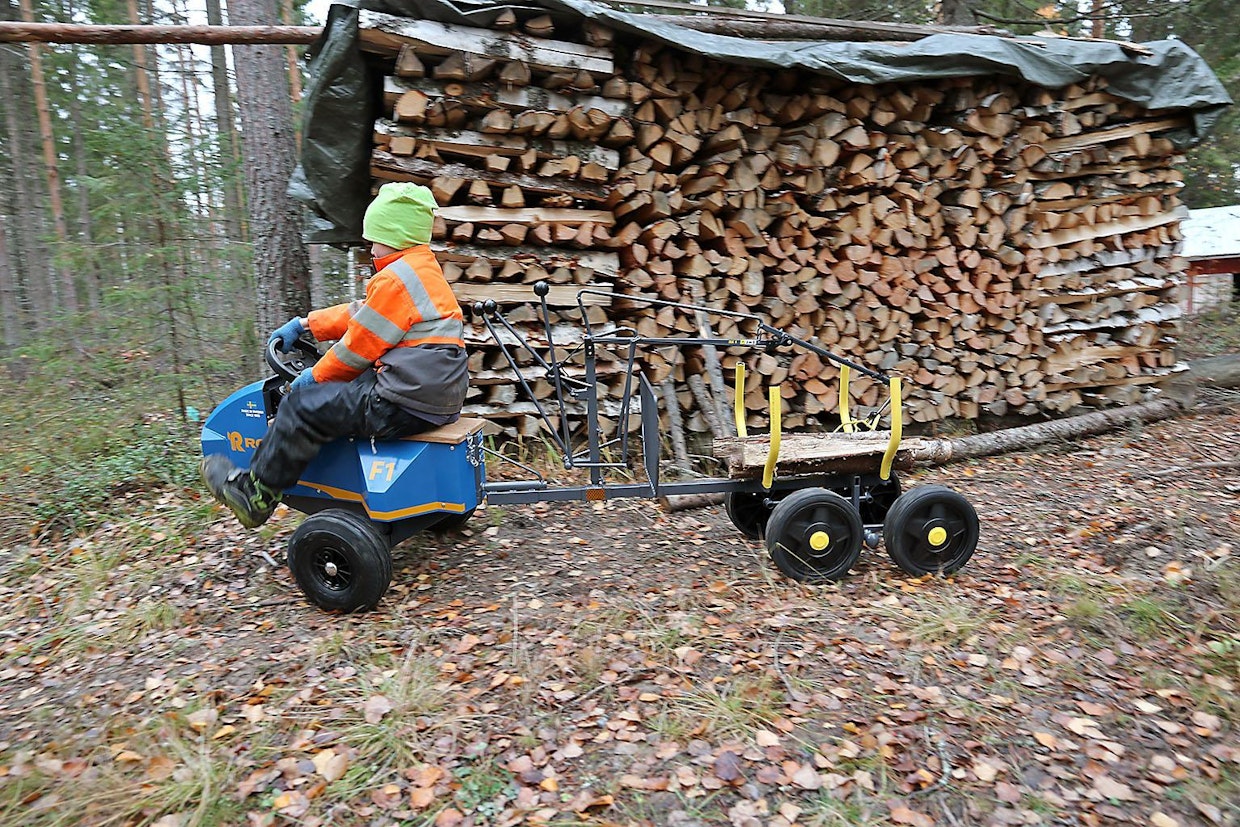 Kuusipyöräisen Rottne F1:n eturenkaat ovat ilmatäytteiset. Kärryssä luotetaan muovipyöriin. Keinuteli pyörähtää 360 astetta.