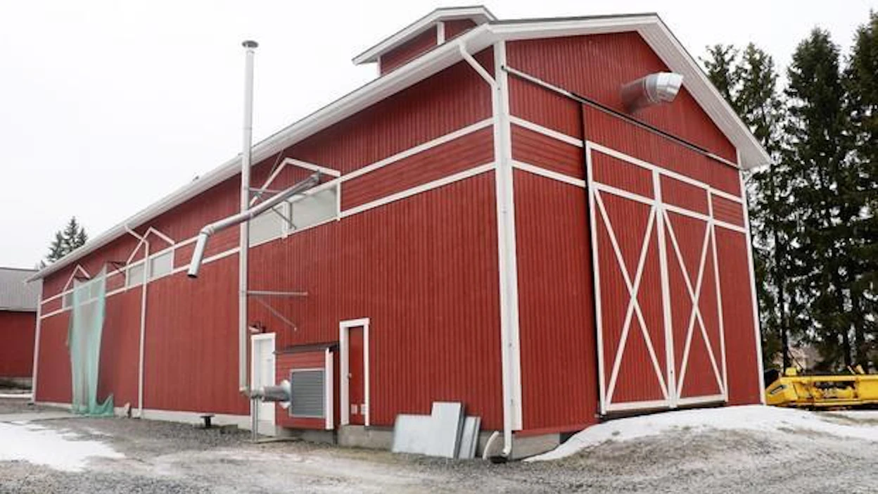 Linnarannan kuivaamossa on hyödynnetty vanhan kanalan perustuksia ja seinärakenteita. Rakennus sopii hyvin perinteisen maalaistalon pihapiiriin.