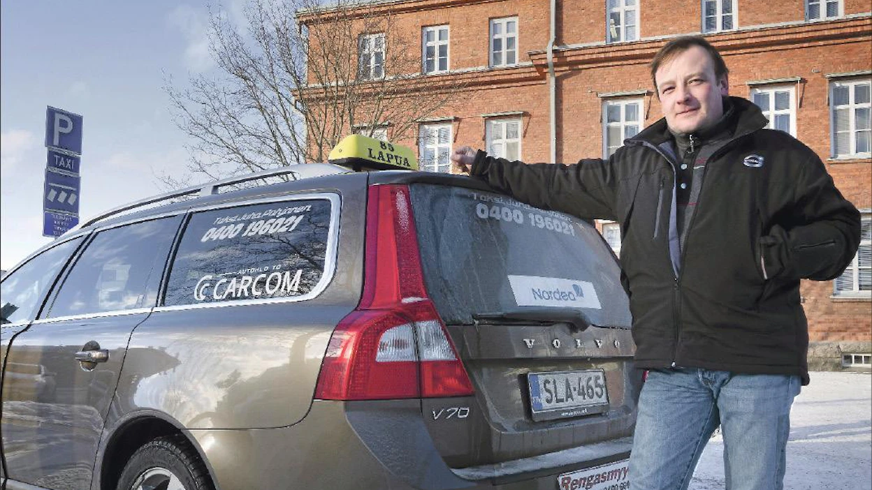 Lapualainen taksinkuljettaja Juha Pohjonen odotteli maanantaina paluukyytiä Vaasan keskussairaalan sädehoito-osaston edessä. Paluukyyti on useammin tiedossa Lapualle kauempaa Vaasasta kuin lähempää Seinäjoelta. ”Uusi järjestelmä ei ole muuttanut ajojeni määrää.” Johannes Tervo