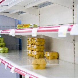 Kananmunahyllyt ovat aika ajoin ammottaneet tyhjyyttään monessa suomalaiskaupassa nyt pääsiäisen alla. Kasvanut kysyntä ja pienentynyt tuotanto näkyivät toimitusvaikeuksina myös helsinkiläisessä S-marketissa tiistaina . Lauri Salminen