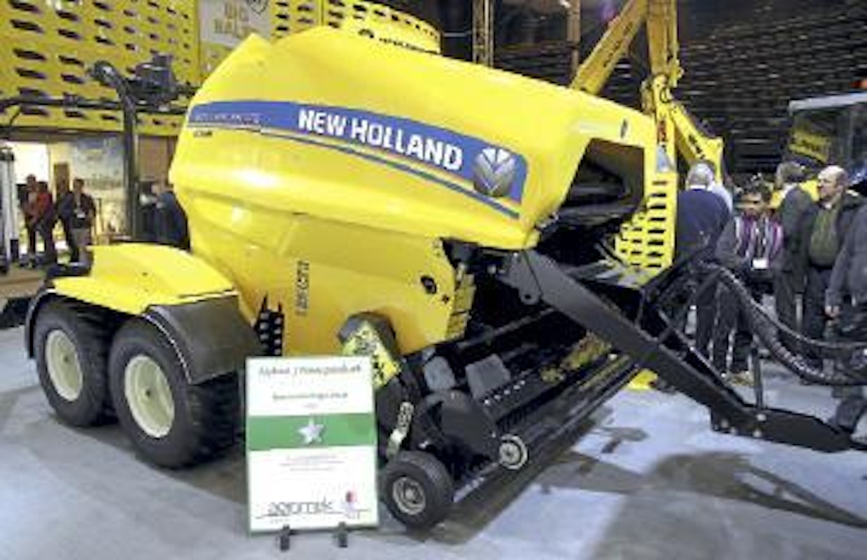 New Holland 125 Combi -paalainkäärinyhdistelmässä on 2,1-metrinen noukin, läpimitaltaan 470-millinen sullojaroottori, 20 vastaterää, ja kiinteä paalikammio. Paalin mitat ovat 1,22 x 1,25 m. Verkko- ja kalvosidonta sisältyvät varustukseen.