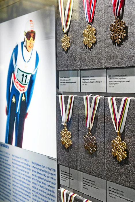 Matti Nykänen on suomalaisen mäkihyppytaivaan kirkkaimpia tähtiä. Nykäsen mitalit ovat esillä urheilumuseossa.