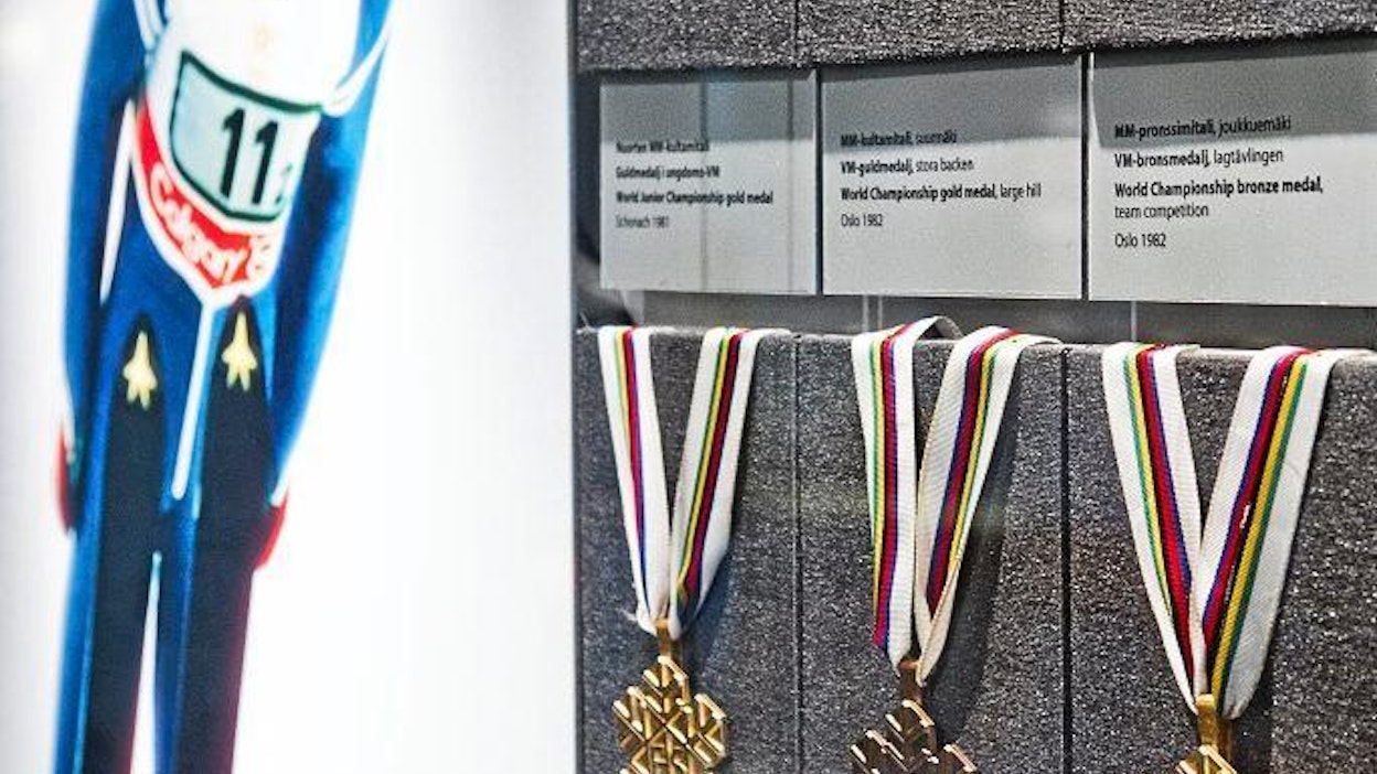 Matti Nykänen on suomalaisen mäkihyppytaivaan kirkkaimpia tähtiä. Nykäsen mitalit ovat esillä urheilumuseossa.