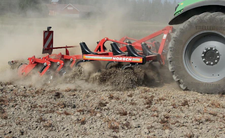 Horsch Terrano 3.5 FX  on jousitetuilla piikeillä ja hanhenjalkaterällä varustettu kultivaattori, jonka työsyvyys on säädettävissä 5–30 sentin välille. Kärki- ja jyrävaihtoehtoja on runsaasti.