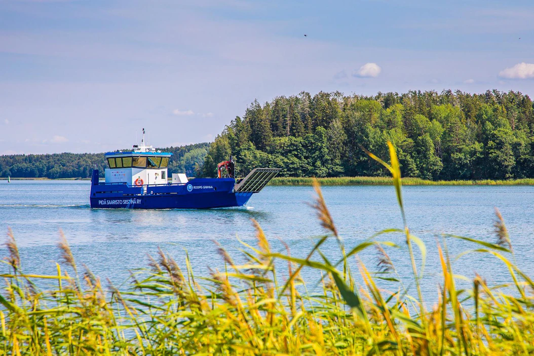 M/S Roope-Saimaa on suunniteltu niin, että sen liikennöinnistä aiheutuu mahdollisimman vähän aaltoja ja polttoainetta kuluu säästeliäästi.
