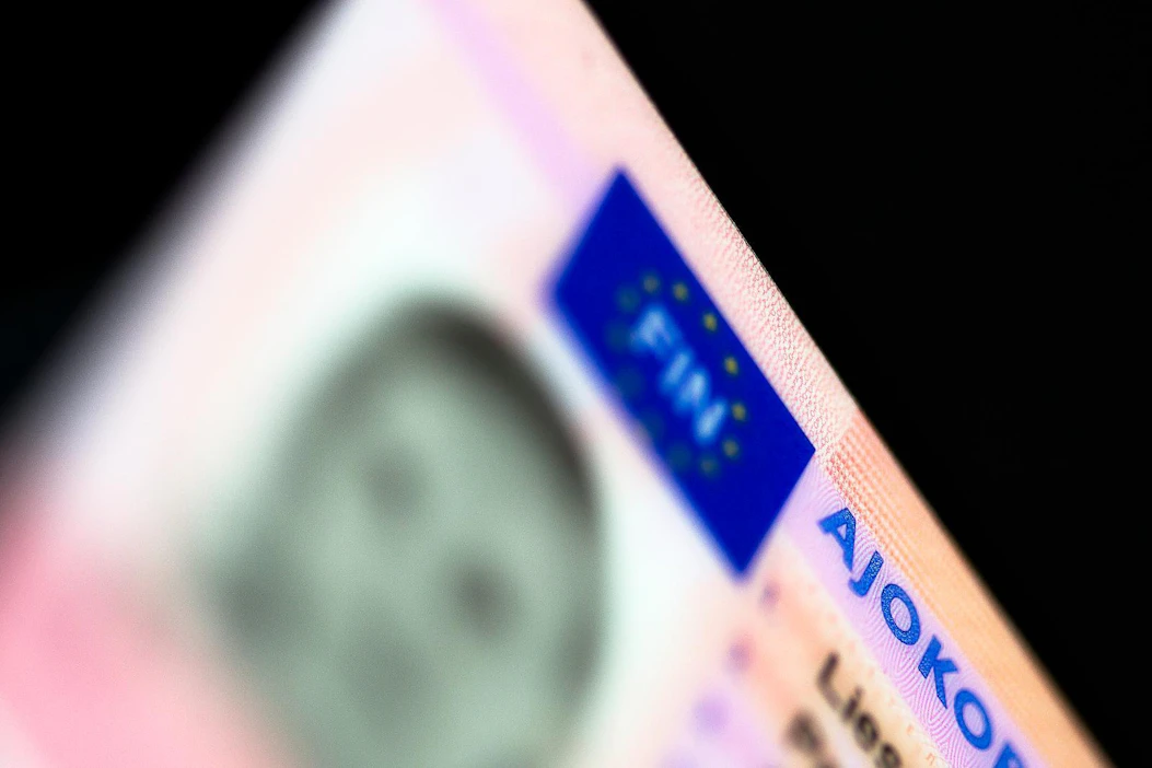 Vaalien järjestelyistä vastaavan oikeusministeriön verkkosivuilla todetaan, että äänestäjän on esitettävä selvitys henkilöllisyydestään niin vaalipäivän äänestyksessä kuin ennakkoäänestyksessäkin.