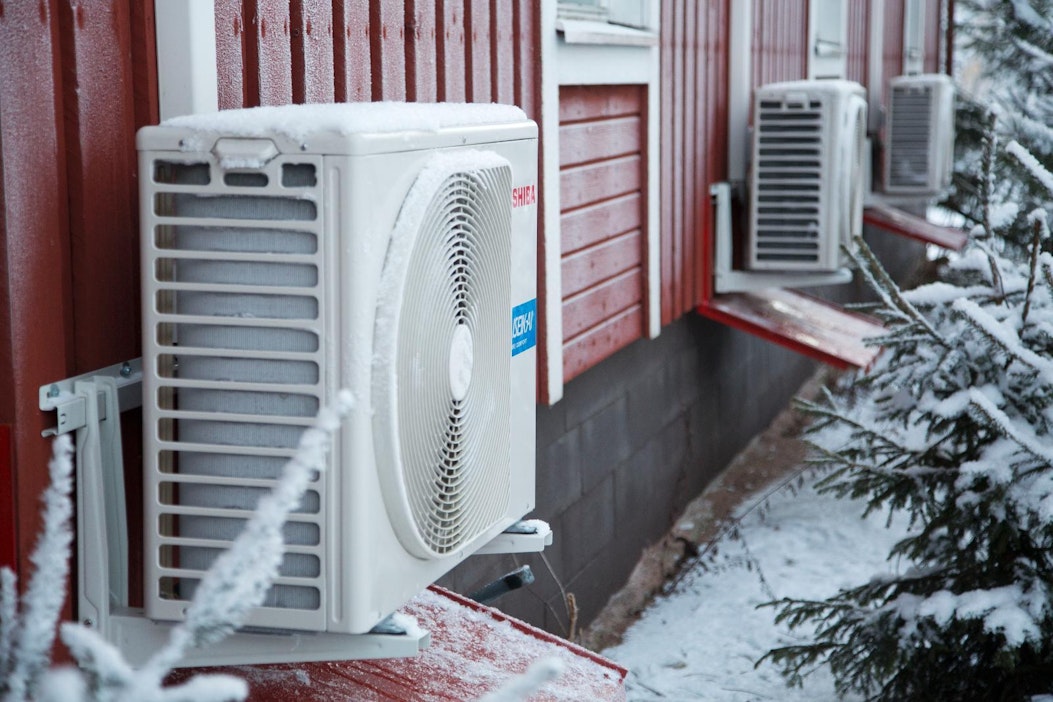 Ilmalämpöpumppu säästää sähköä suoraan sähkölämmitykseen verrattuna.