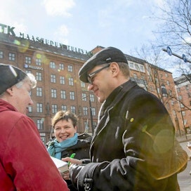 Keskustan puheenjohtaja Juha Sipilä jakoi kirjojaan kannattajilleen Helsingissä tiistaina.