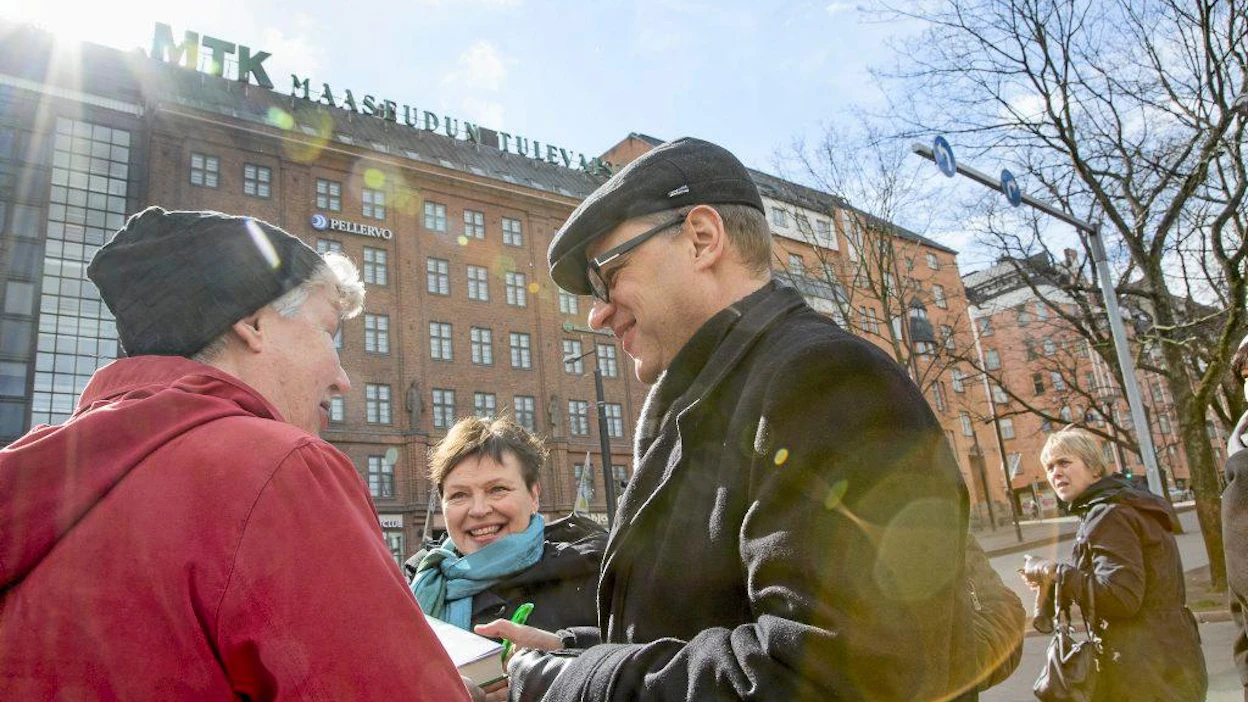 Keskustan puheenjohtaja Juha Sipilä jakoi kirjojaan kannattajilleen Helsingissä tiistaina.