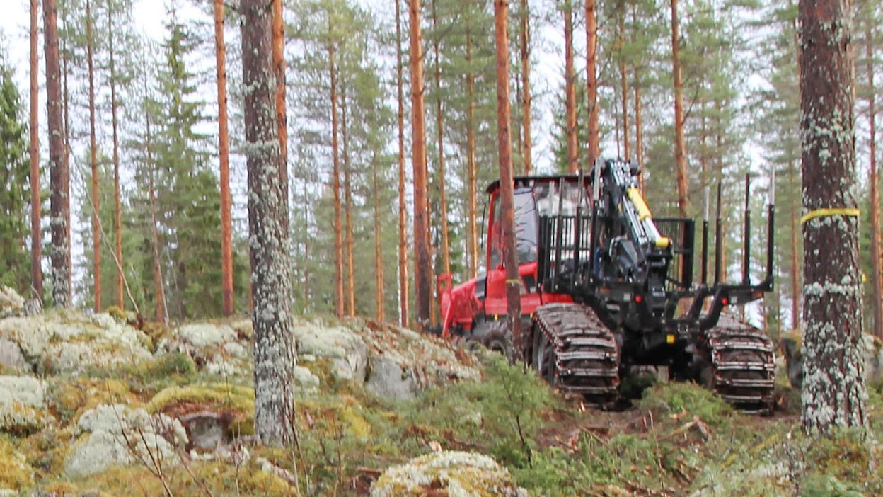 Yli kivien ja kantojen, suolta kalliolle ja kukkulalle vie metsäkoneen matka – ja matkassa seuraa myös uskollinen kuljettaja. Maaston aiheuttama höykytys ja röykytys koettelevat kuljettajan kehon kestävyyttä. Nyt ohjaamoiden vakautus- ja jousitusjärjestelmät tuovat helpotusta kuljettajan työoloihin.