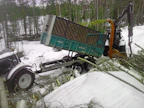 Puolet hakettavasta puusta ostetaan tien varteen toimitettuna. Itse tehty puu kerätään oksineen kaikkineen, mutta metsänomistajien tekemät pinot ovat pääsääntöisesti karsittua rankaa.