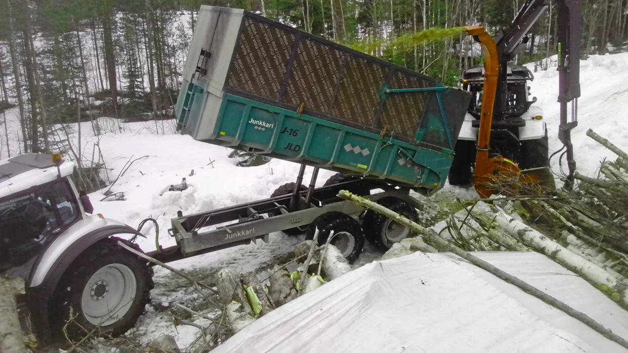Puolet hakettavasta puusta ostetaan tien varteen toimitettuna. Itse tehty puu kerätään oksineen kaikkineen, mutta metsänomistajien tekemät pinot ovat pääsääntöisesti karsittua rankaa.