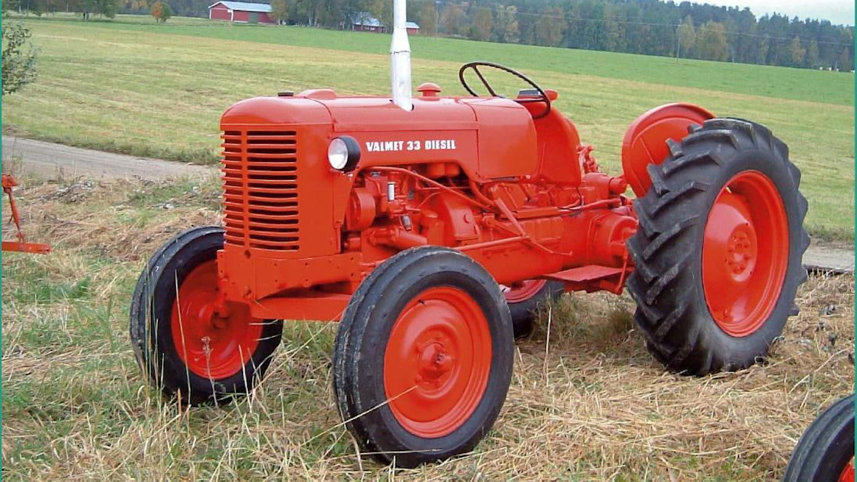 Valmet 33 -traktoria valmistettiin vuosina 1957–59 Tourulassa, Jyväskylässä.