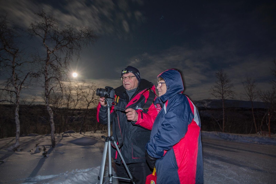 Erkki Oja ja Marja-Leena Hermasson kuvasivat valaistua Saanatunturia pimeäkuvausopastuksen jälkeen.