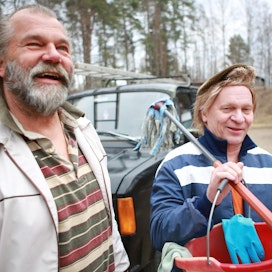 Kai Lehtinen (vas.) ja Ari-Kyösti Seppo esittävät komedianäytelmässä kaveruksia Ranea ja Kokkia.