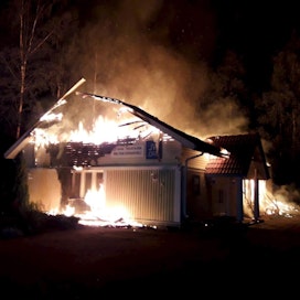 Hälytys palosta tuli hieman kello kahden jälkeen aamuyöllä. Palokunnan saapuessa paikalle noin 150-neliöinen puurakennus oli täydessä tulessa ja katto romahtanut.