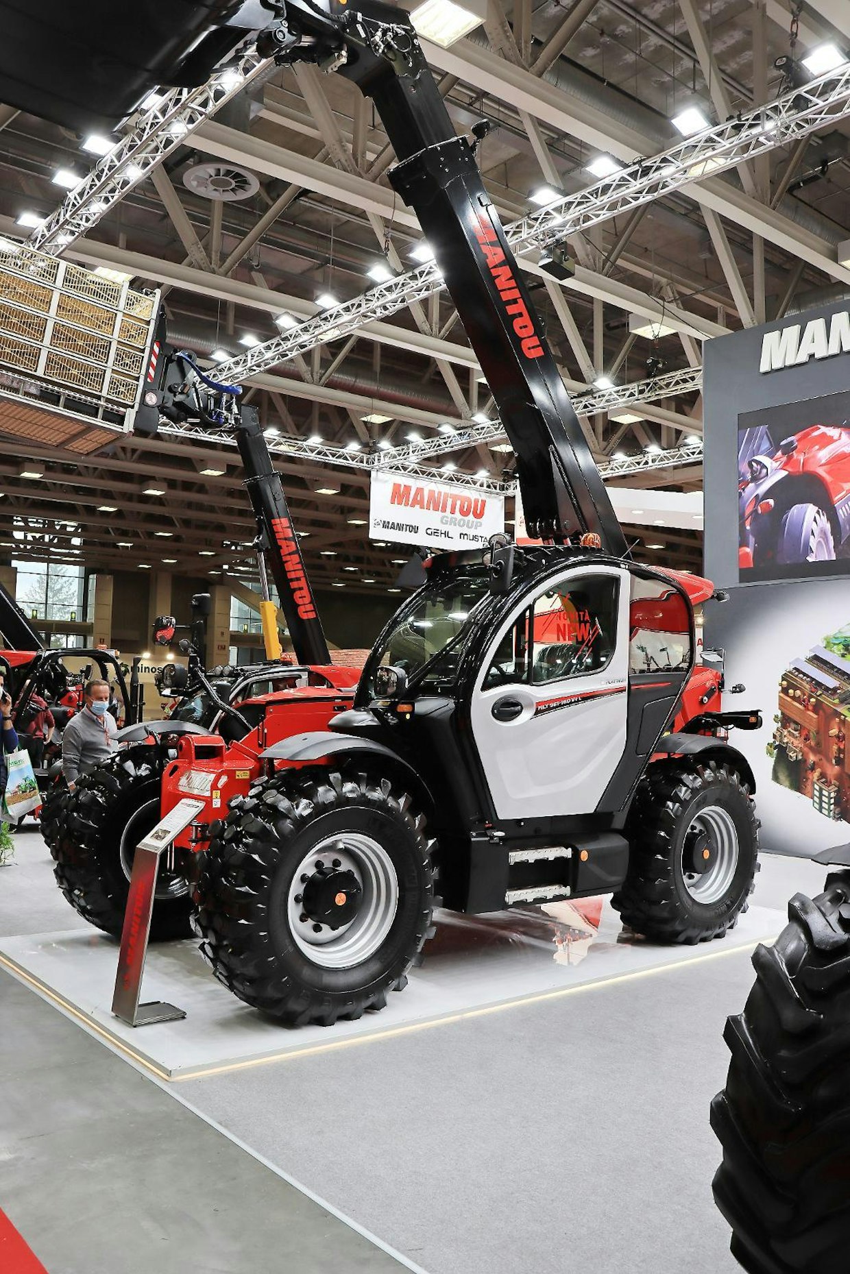 Manitou MLT 961-160 on kurottajauutuus kuuden tonnin painoluokkaan. Nostokorkeus on 9 m ja suurin ulottuvuus eteenpäin 5,3 m. Moottorina on Yanmarin 156 cv, jossa on tehoa 155 kW. Hydrauliikassa on säätötilavuuspumppu, jonka tuotto on 200 l/min 270 barin paineella. Vaihteistona on portaaton M Vario Plus CVT-vaihteisto.