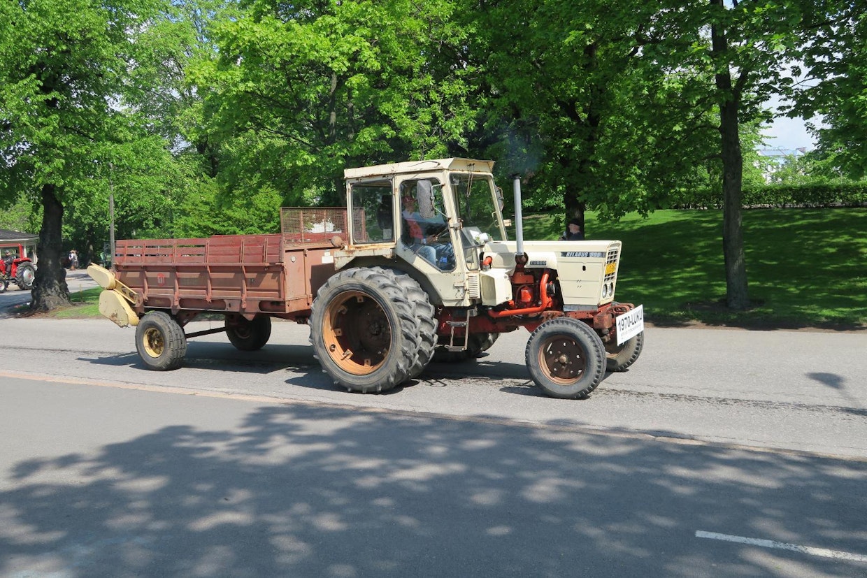 1970-lukua edusti tämä Belarus 505. Vakiona 67-hevosvoimaiseen traktoriin asennettiin Suomessa turboja, jolloin tehoksi tuli 75 hevosvoimaa. Tässä yksilössä lienee vielä hitusen enemmän, sillä turbon jälkeen on asennettu välijäähdytin. Perässä on aikanaan suositut Belaruksen lantakärryt.
