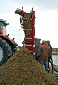 Kolakuljetin tuo kiintoaineen kasalle. Kuljetin pystyy nostamaan tavaran lähes neljään metriin.
