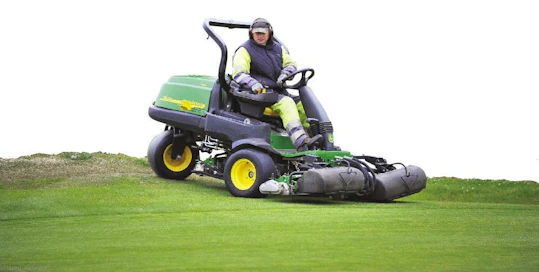 Ketterä John Deere 2500 A on varustettu kelaleikkurilla ja sileillä kumeilla tarkkaa  leikkuuta varten.