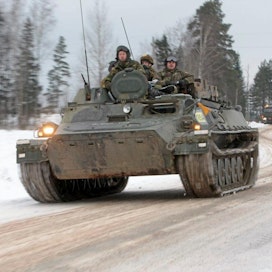 Koski 08 Sotaharjoitus armeija puolustusvoimat sotilas MT-LBv-kuljetuspanssarivaunu