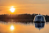 Liikuteltava lasi-iglu on mainio paikka ihastella yötöntä yötä.