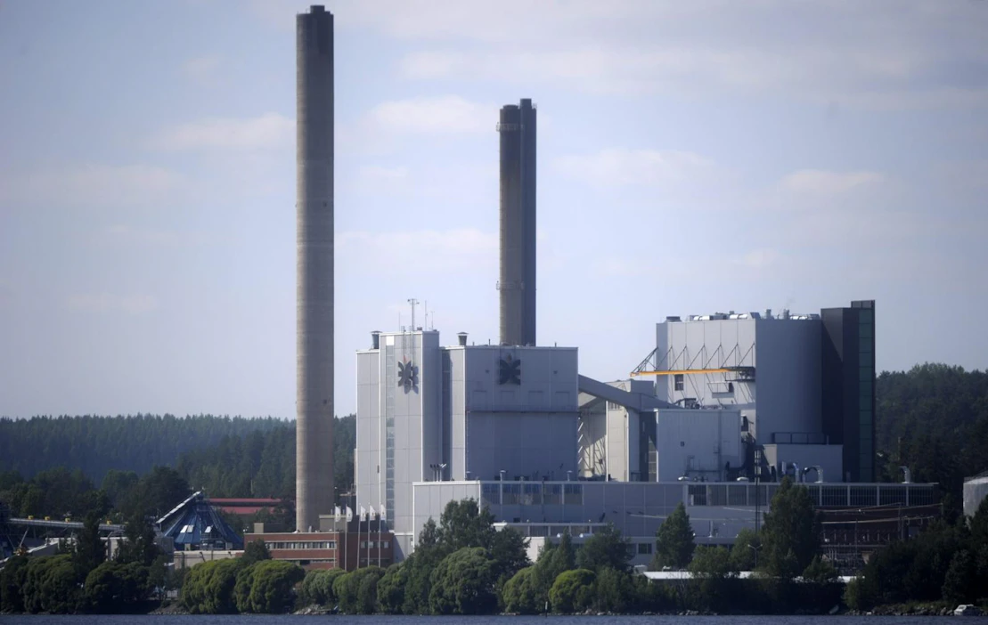 Kuopiossa Haapaniemen voimalaitoksen turvevarastossa syttyneen tulipalon sammutustyöt kestivät useita tunteja. Arkistokuva. LEHTIKUVA/ VESA MOILANEN