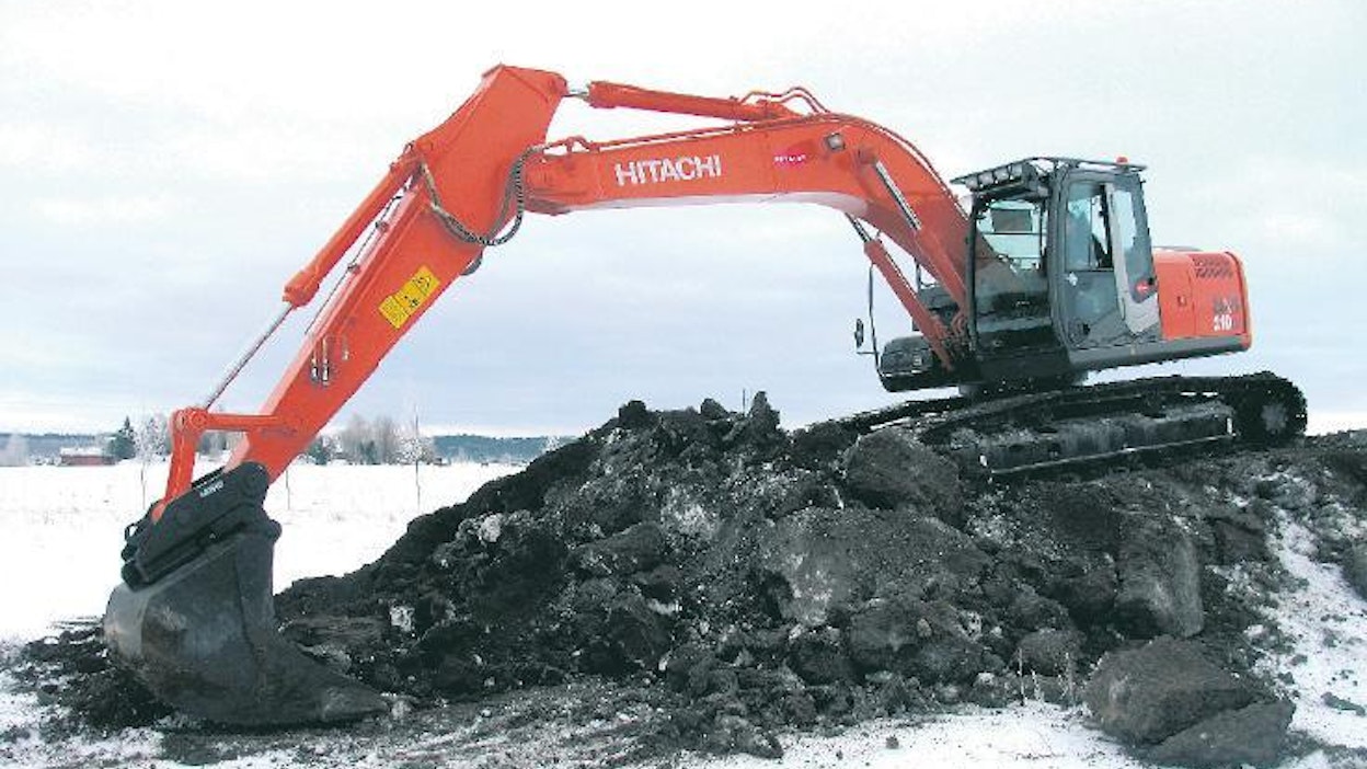 Uusi Hitachi Zaxis 210LC-3 oli pakkaskelien aikaan pikaisessa koeajossa. Koneen talviominaisuudet ovat hyvät. Moottorilämmittimen puuttuessa kylmäkäynnistysominaisuudet havaittiin hyviksi ja ohjaamossa riitti myös lämmintä.