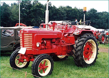 UTB-Universal U-450 -traktoria valmistettiin vuosina 1962-70, Uzina Tractorul Brasov 1962-70, Brasov, Romania.