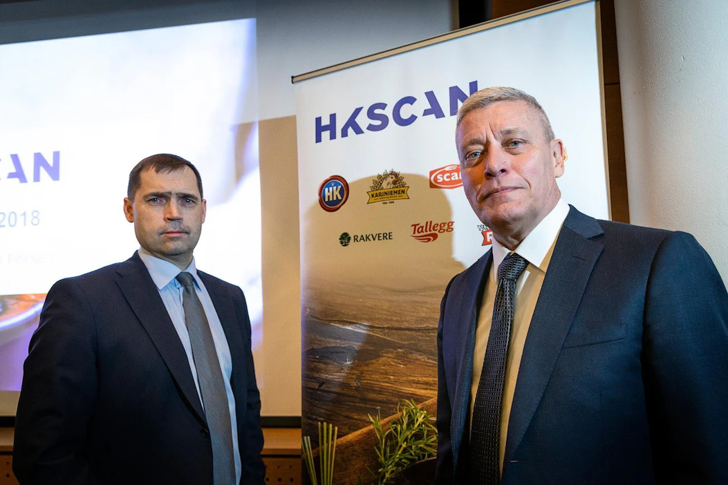 HKScanin hallituksen puheenjohtaja Reijo Kiskola (oik.) ja toimitusjohtaja Tero Hemmilä puhuvat yhtiökokouksessa nauhalta, joka jaetaan yhtiön verkkosivuilla.
