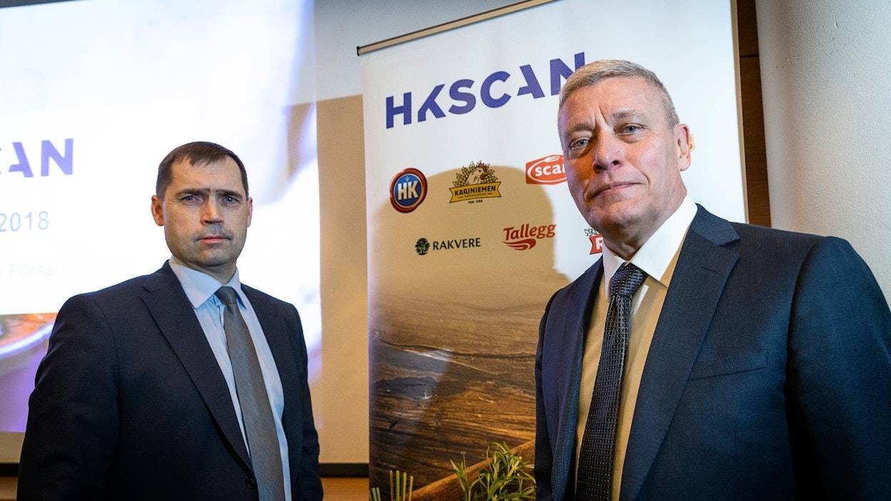 HKScanin hallituksen puheenjohtaja Reijo Kiskola (oik.) ja toimitusjohtaja Tero Hemmilä puhuvat yhtiökokouksessa nauhalta, joka jaetaan yhtiön verkkosivuilla.